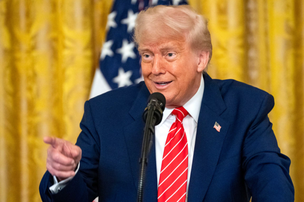 도널드 트럼프 미국 대통령이 월마트의 가격 인상 움직임을 정면 비판했다. / 조선DB