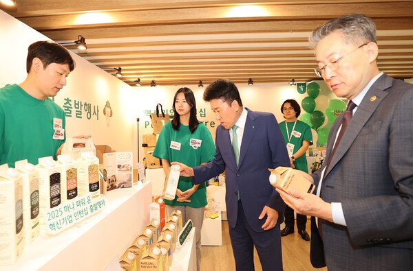 함영주 하나금융그룹 회장(사진 왼쪽에서 세 번째), 김민석 고용노동부 차관(사진 왼쪽 맨 오른쪽)이 행사장에 마련된 사회혁신기업 전시 부스를 방문하며 기업고 제품에 대한 설명을 듣고 있다 / 하나금융그룹