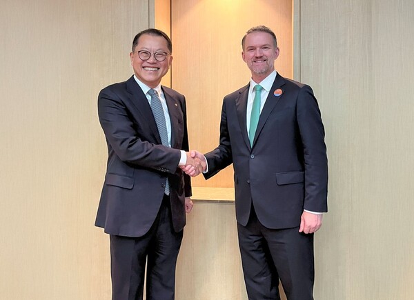 김희철 한화오션 대표(왼쪽)가 5월 16일 제주에서 열린 아시아태평양경제협력체(APEC) 통상장관회의 현장에서 제이미슨 그리어(Jamieson Greer) 미국무역대표부(USTR) 대표를 만나 기념 촬영하고 있다. / 한화오션