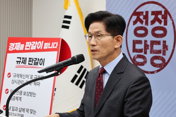 김문수 국민의힘 대통령 후보가 18일 서울 여의도 국민의힘 중앙당사에서 '경제를 판갈이 합니다! 새롭게 대한민국' 경제 공약 발표를 하고 있다. / 뉴스1