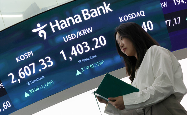 서울 중구 하나은행 본점 딜링룸 전광판에 코스피 종가 현황이 표시돼 있다./ 사진 = 뉴스1