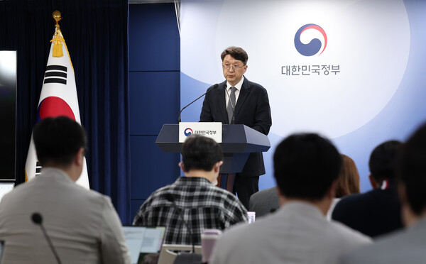 최우혁 과학기술정보통신부 정보보호네트워크정책관이 19일 서울 종로구 정부서울청사에서 SK텔레콤 침해사고 관련 민관 합동 조사결과 2차 브리핑을 하고 있다. / 뉴스1