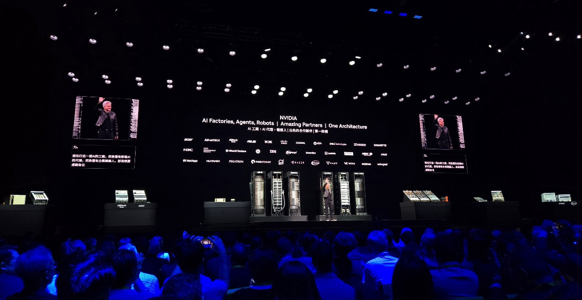 젠슨 황 엔비디아 최고경영자(CEO)가  '컴퓨텍스 2025' 기조연설에서 신제품을 발표하고 있다. / 홍주연 기자