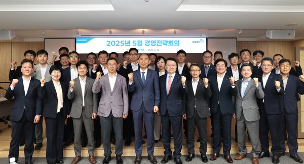 박병희 NH농협생명 대표이사가 임직원에게 농업인을 위한 사회안정망을 구축해 동반 성장하는 상생 보험사로 거듭나야 한다고 강조했다 / NH농협생명