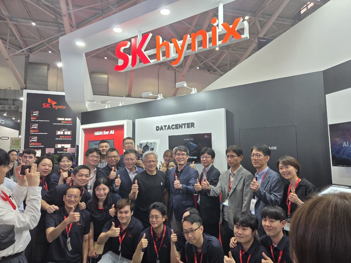 젠슨 황 엔비디아 최고경영자(CEO)가 20일(현지시각) 아시아 최대 규모 ICT 전시회 '컴퓨텍스 2025'에 조성된 SK하이닉스 부스를 깜짝 방문했다. / 공동취재단