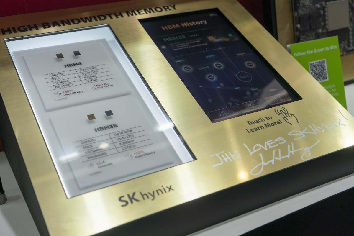 젠슨 황 엔비디아 CEO가 SK하이닉스 부스를 찾아 HBM에 사인을 했다. / 공동취재단