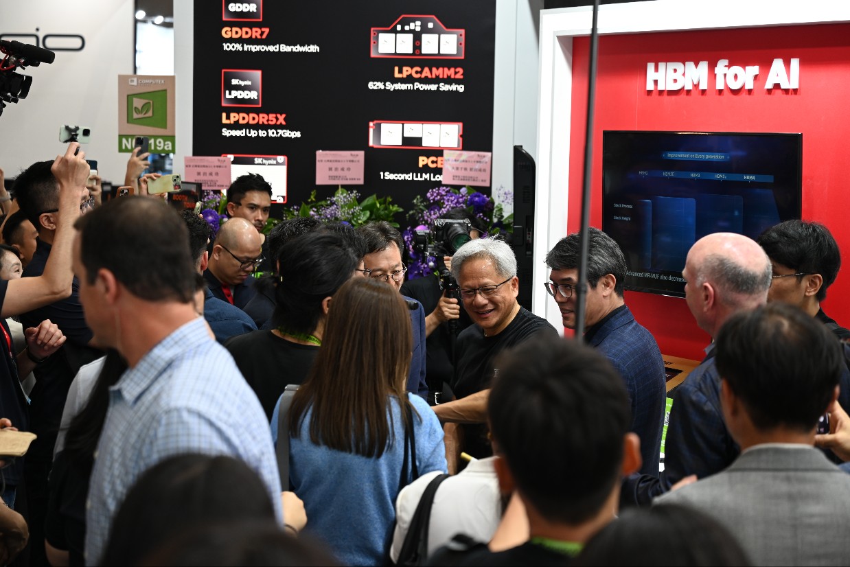  SK하이닉스 부스에는 젠슨 황 엔비디아 CEO가 방문했다. / 공동취재단