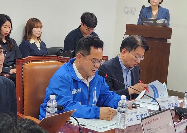 민병덕 더불어민주당 의원이 21일 국회의원회관에서 열린 ‘원화 스테이블코인 vs 달러 스테이블코인: 글로벌 통화정책 승리 전략’ 간담회에서 발표하고 있다. / IT조선