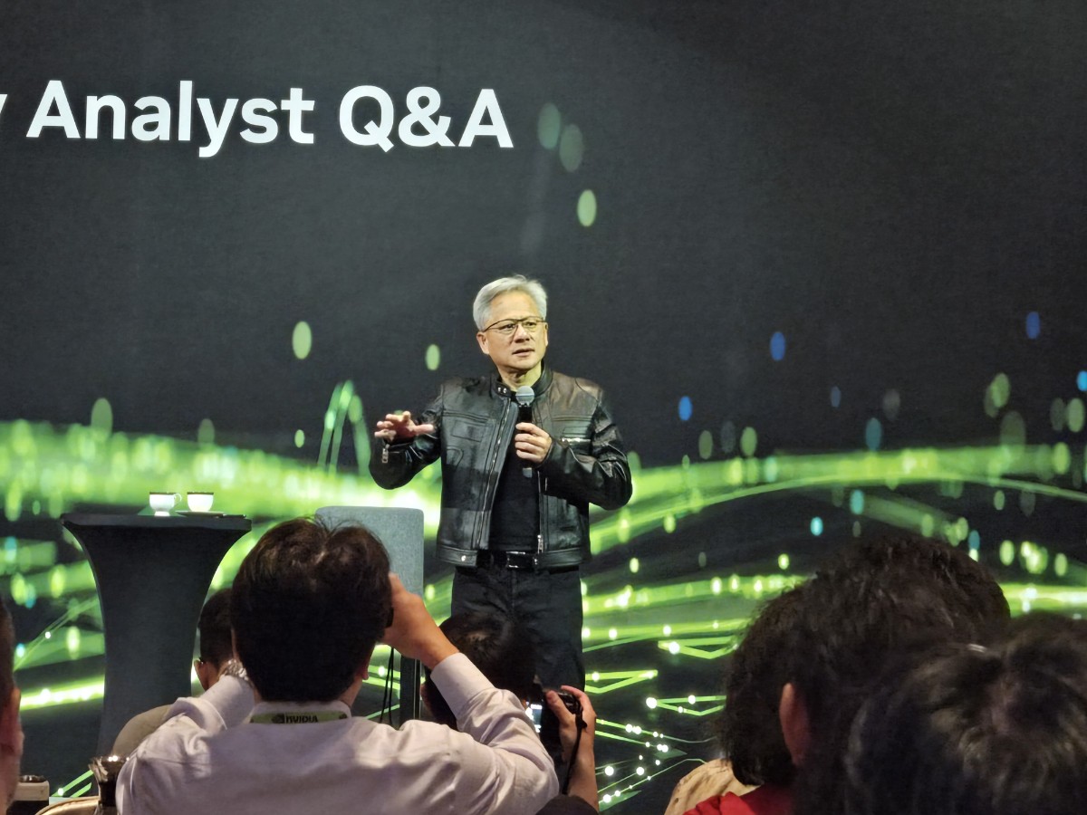 젠슨 황 엔비디아 최고경영자(CEO)가  '글로벌 미디어 Q&A' 세션을 진행하고 있다. / 타이베이=홍주연 기자