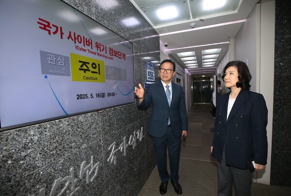 이진숙(오른쪽) 방송통신위원회 위원장이 21일 한국인터넷진흥원(KISA) 서울청사에서 이상중 KISA 원장으로부터 SK텔레콤 사이버 침해사고 이후 '국가 사이버 위기 경보단계'에 대한 설명을 듣고 있다. / 방송통신위원회