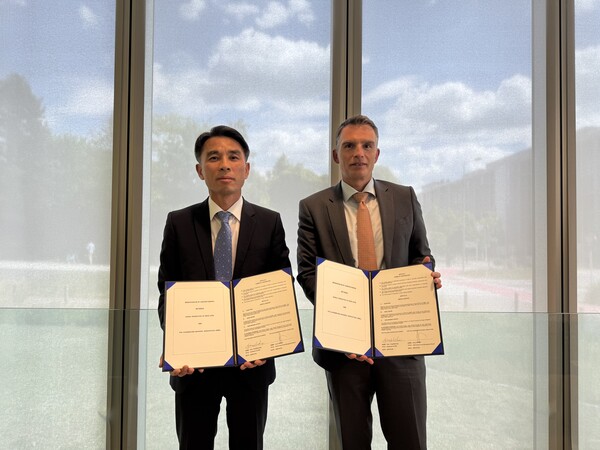 은행연합회는 20일부터 21일까지 독일과 룩셈부르크를 공식 방문해 양국 은행협회 및 금융기관들과 협력 강화를 위한 양해각서(MOU)를 체결하고 세미나를 진행했다. 이태훈 은행연합회 전무이사(왼쪽)와 제리 그리빅(Jerry Gribic) 룩셈부르크 은행협회 CEO(오른쪽)가 양해각서(MOU)를 체결하고 기념사진을 촬영하는 모습/은행연합회