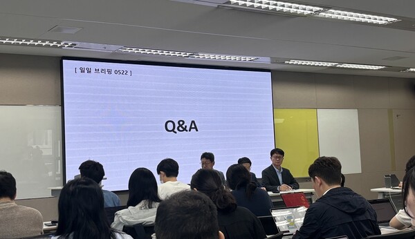 김희섭(왼쪽부터) SK텔레콤 커뮤니케이션 센터장, 임봉호 이동통신(MNO)사업부장, 류정환 네트워크 인프라센터장이 22일 일일브리핑을 진행하고 있다. / 김광연 기자