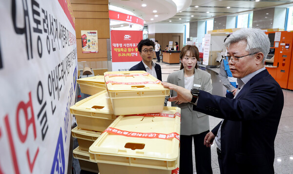 조해근(오른쪽) 우정사업본부장 5월 21일 ‘제21대 대통령선거’ 선거우편물 특별소통 현장인 서울강남우체국을 찾아 현장을 점검하고 직원들을 격려하고 있다. / 우정사업본부