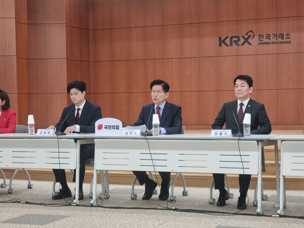 김문수(사진 우측에서 두 번째) 국민의힘 대통령선거 후보는 22일 서울 여의도 한국거래소에서 열린 ‘정정당당 중앙선거대책위원회 현장회의’에서 주식시장 활성화 방안 공약으로 배당소득세 분리과세 및 세율인하, 장기투자자 세제 혜택 등을 제시했다. / 윤승준 기자