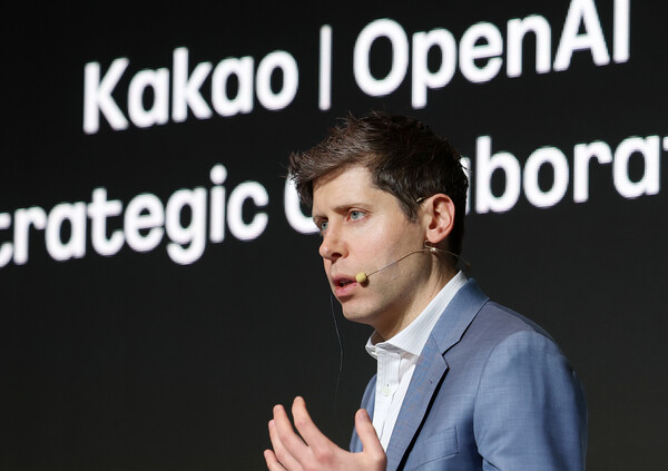 샘 올트먼 오픈AI 최고경영자가 자사의 차세대 AI 기기가 아이폰, 맥북을 이은 제3의 핵심 디바이스 될 것이라고 했다 / 뉴스1