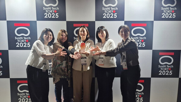 ‘스시 테크 도쿄(SusHi Tech Tokyo) 2025’에서 (왼쪽부터)메가존클라우드 권계현 팀장, 카토 레이코(Kato Reiko) 매니저, 박지은 매니저, 김혜송 팀장, 박수민 매니저가 ‘Outstanding Ambassador’ 선정패를 들고 기념촬영을 하고 있다. / 메가존클라우드