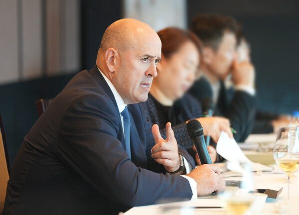 22일 한국투자증권이 개최한 고객 초청 행사에서 하비 슈워츠 칼라일그룹 최고경영자(CEO)가 참석자들과 글로벌 시장 전망에 대해 이야기를 나누고 있다. / 한국투자증권