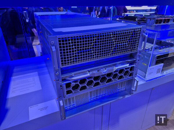 10U 높이의 공랭 설계를 사용한 ‘델 파워엣지 XE9780’ / 권용만 기자