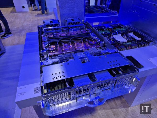 수랭 구성이 기본인 ‘델 파워엣지 XE9785L’ / 권용만 기자