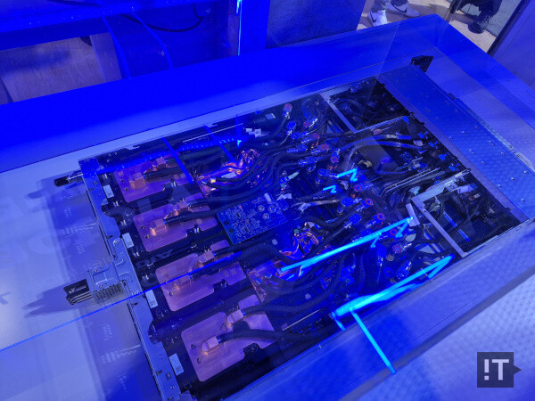 엔비디아 GB300 슈퍼칩 기반의 ‘델 파워엣지 XE9712’ / 권용만 기자