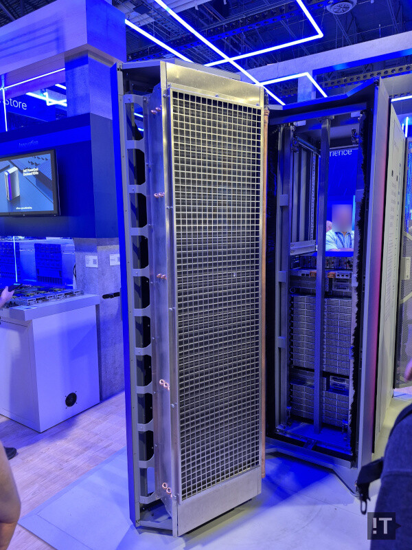 델 파워쿨 밀폐형 후면 도어 열교환기 / 권용만 기자