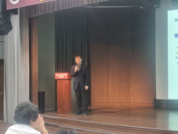 서지용(사진) 한국신용카드학회 회장(상명대 경영학부 교수)은 23일 서울 명동 은행회관에 열린 ‘2025 한국신용카드학회 춘계세미나’ 발제에서 카드사들이 신용등급 개선, 자금조달 다원화, 비용 절감 등 비용 효율화에 나서야 한다고 조언했다. / 서 학회장이 이날 세미나에서 발표하고 있다. /윤승준 기자