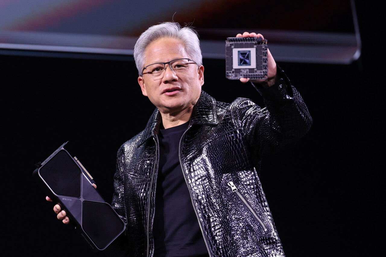 젠슨 황 엔비디아 최고경영자(CEO)가 세계 최대 IT(정보기술)·가전 전시회 'CES 2025' 개막을 하루 앞둔 1월 6일(현지시각) 미국 네바다주 라스베이거스 만달레이베이 컨벤션센터에서 기조연설을 하고 있다. / 뉴스1