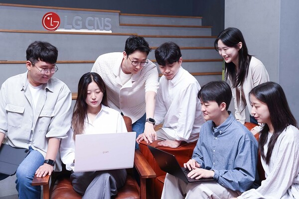 LG CNS AI센터 전문가들이 아이디어를 공유하는 모습 / LG CNS