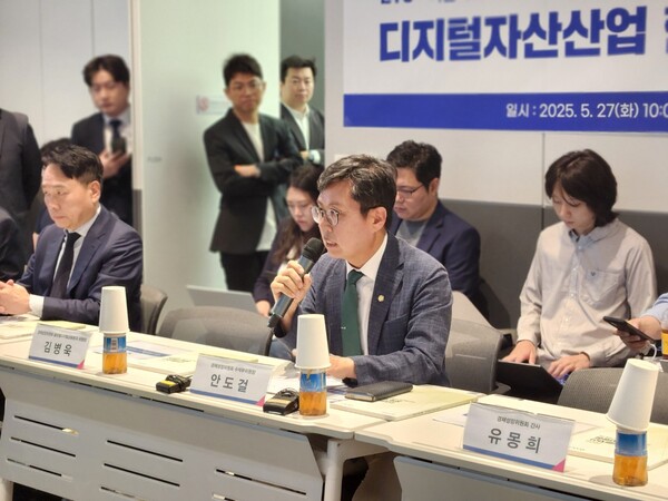 안도걸 더불어민주당 의원이 서울 강남 업비트 라운지에서 열린 ‘스테이블코인 활성화 및 디지털자산 이용자 보호 정책 간담회’에서 발언하고 있다. / IT조선