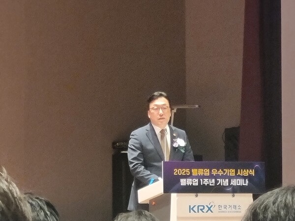 김병환(사진) 금융위원장은 27일 여의도 한국거래소에서 열린 ‘밸류업 1주년 기념 세미나’에서 밸류업에 대한 기업의 인식‧관행‧문화 변화를 강조했다. / 윤승준 기자  