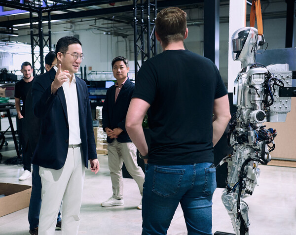 구광모 LG그룹 회장이 미국 실리콘밸리에 위치한 로봇 개발 스타트업 '피규어 AI'에 방문해 휴머노이드 로봇을 살펴보고 있다. / LG