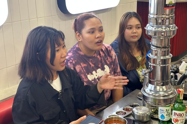 필리핀 마닐라에 위치한 식당 ‘삼겹살라맛’에서 MZ세대들이 음식을 주문하고 있다. / 하이트진로