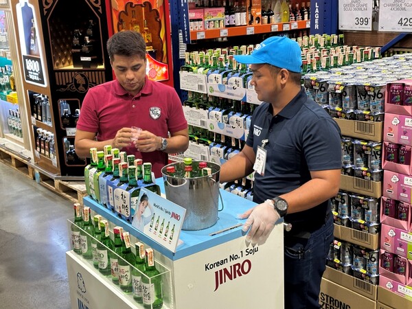 필리핀 마닐라에 위치한 S&R 멤버십 쇼핑에서 열린 진로 시음행사장. / 하이트진로