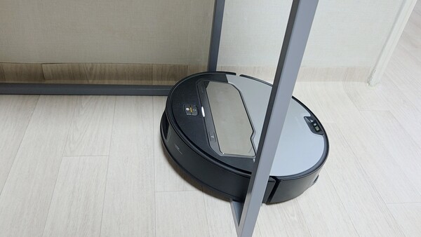 사로스Z70은  4cm 높이의 이중 문턱이 나타나도 피하지 않고 부드럽게 통과했다. U자형 가구 다리 등도 구분해 인식하고, 미세한 틈까지 회전해 꼼꼼하게 청소했다. 
