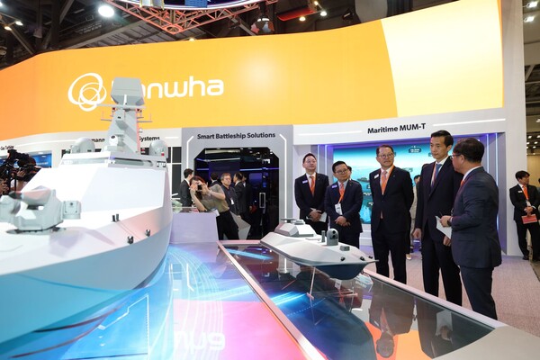 김동관 한화그룹 부회장(오른쪽에서 두 번째)이 28일 부산 벡스코에서 열린 ‘MADEX 2025’의 한화오션 부스를 둘러보며 설명을 듣고 있다. / 한화그룹