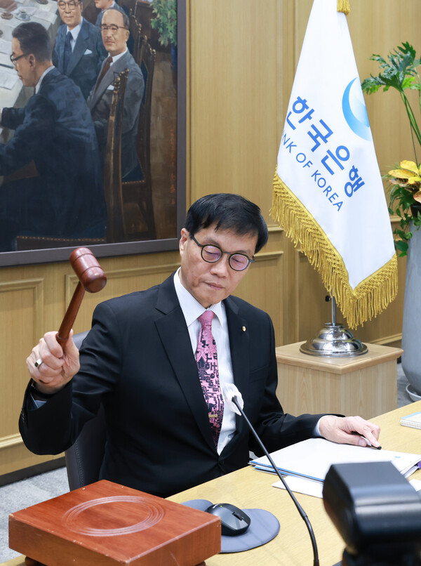 이창용 한국은행 총재가 29일 열린 금융통화위원회에서 의사봉을 두드리고 있다/ 한국은행