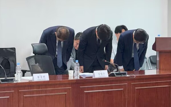 더불어민주당 중앙선대위 노동본부가 29일 국회에서 연 '반복되는 SPC 중대재해, 이대로 둘 수 없다-대책과 예방, 책임주체 강화를 위한 긴급 간담회'에서 (왼쪽부터) SPC삼립 황종현 이사회 의장, 김범수 대표이사, SPC 도세호 대표이사가 고개를 숙였다./ 뉴스1