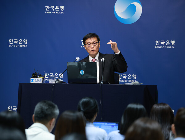 이창용 한국은행 총재가 29일 기자간담회에서 질문에 답하고 있다/한국은행