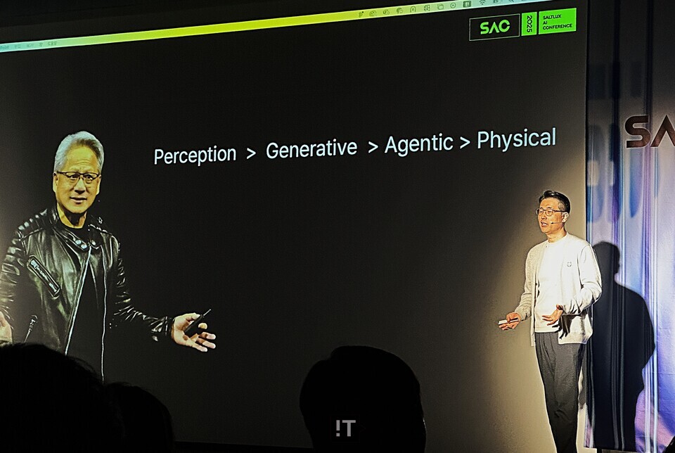 이경일 솔트룩스 대표가 29일 서울 강남 GS타워 아모리스홀에서 열린 제19회 ‘솔트룩스 AI 콘퍼런스 2025(SAC 2025)’에서 발표하고 있다. / 김경아 기자