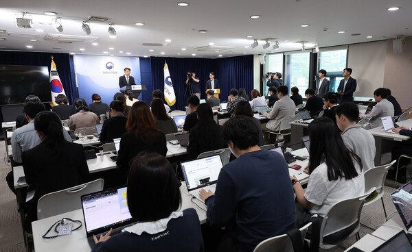 최우혁 과학기술정보통신부 정보보호네트워크정책관이 5월 19일 서울 종로구 정부서울청사에서 SKT 침해사고 관련 민관 합동 조사결과 2차 브리핑을 하고 있다. / 뉴스1