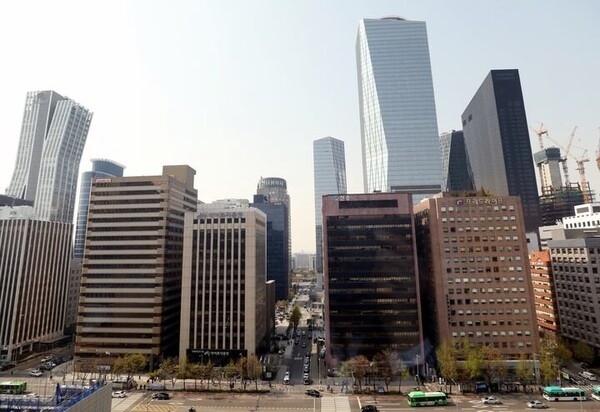 30일 금융감독원에 따르면 올해 들어 이날까지 5개월간 금감원이 증권사 13곳에 내린 기관 제재 공시는 총 21건으로 지난해 같은 기간 11건(9개사) 대비 약 2배 늘어났다. 여의도 증권가 전경. / 조선DB