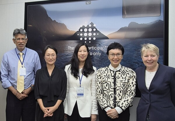 신한금융지주회사 이사회(의장 윤재원)는 윤재원 이사회 의장이 지난달 27일부터 사흘간 홍콩, 싱가포르를 방문해 현지 주요 투자자들을 대상으로 한 IR(투자설명회)을 성공적으로 마쳤다고 1일 밝혔다. 27일 홍콩에서 (사진 왼쪽부터)아마르 길 ACGA 사무총장, 박유경 APG자산운용 EM주식부문장, 윤재원 신한지주 이사회 의장, 카 시 리우 홍콩신탁이사회협회장, 프루 베넷 브런즈윅그룹 파트너가 기념촬영을 하고 있다. /신한금융