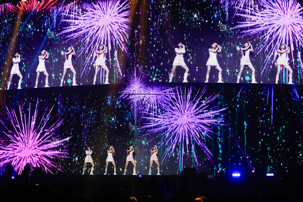 걸그룹 피프티 피프티가 5월 31일 인천 인스파이어 아레나에서 열린 2025 위버스콘 페스티벌에서 공연하고 있다. / 하이브