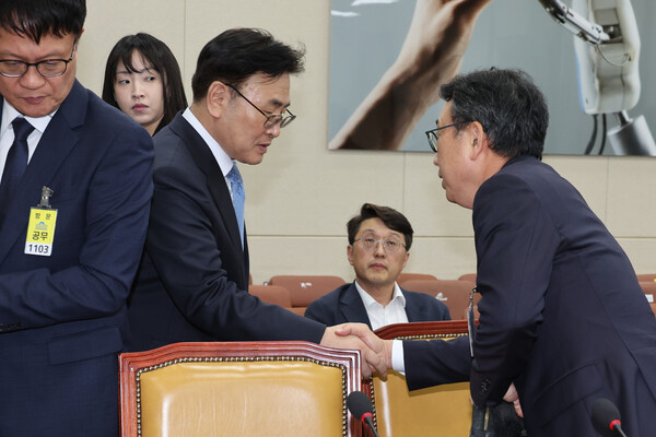 유상임 과학기술정보통신부 장관(왼쪽)과 유영상 SK텔레콤 대표가 5월 8일 오후 서울 여의도 국회 과학기술정보방송통신위원회에서 열린 SK텔레콤 해킹 관련 청문회에 출석해 인사하고 있다. / 뉴스1