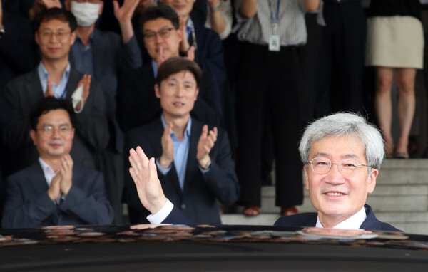 금융위원장을 역임했던 고승범 청소년금융교육협의회 회장이 2022년 7월 금융위를 떠나며 직원들로부터 박수를 받고 있다. /뉴스1