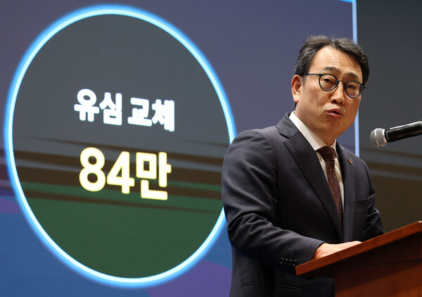 유영상 SK텔레콤 대표가 5월 2일 오전 서울 중구 SK텔레콤 T타워에서 열린 사이버 침해 관련 일일 브리핑에서 유심(USIM) 정보 해킹 사고 대책을 설명하고 있다. / 뉴스1