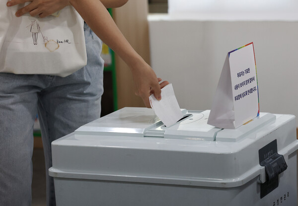 제21대 대통령 선거일인 3일 경기 화성시 서동탄역파크자이아파트 작은도서관에 마련된 진안동제8투표소에서 유권자들이 투표를 하고 있다. / 뉴스1