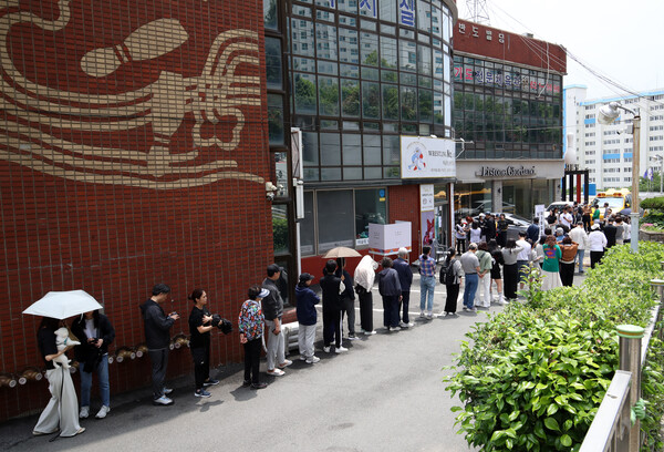 제21대 대통령 선거일인 3일 부산 수영구 레슬링넘버원 멀티짐에 마련된 남천제2동 제3투표소에서 유권자들이 투표를 하기 위해 줄을 서 있다. / 뉴스1