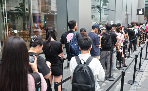 2024년 9월 20일 오전 서울 중구 명동 애플스토어 앞에서 시민들이 애플의 스마트폰 '아이폰 16시리즈'를 구매하기 위해 대기하고 있다. / 뉴스1