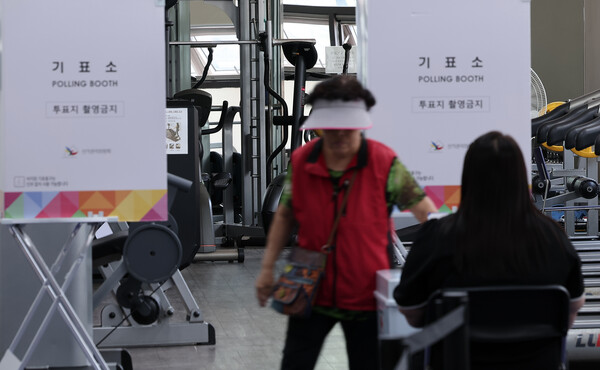 제21대 대통령 선거일인 3일 서울 서대문구 한 아파트에 마련된 북가좌제2동 제4투표소를 찾은 유권자들이 투표하고 있다. / 뉴스1